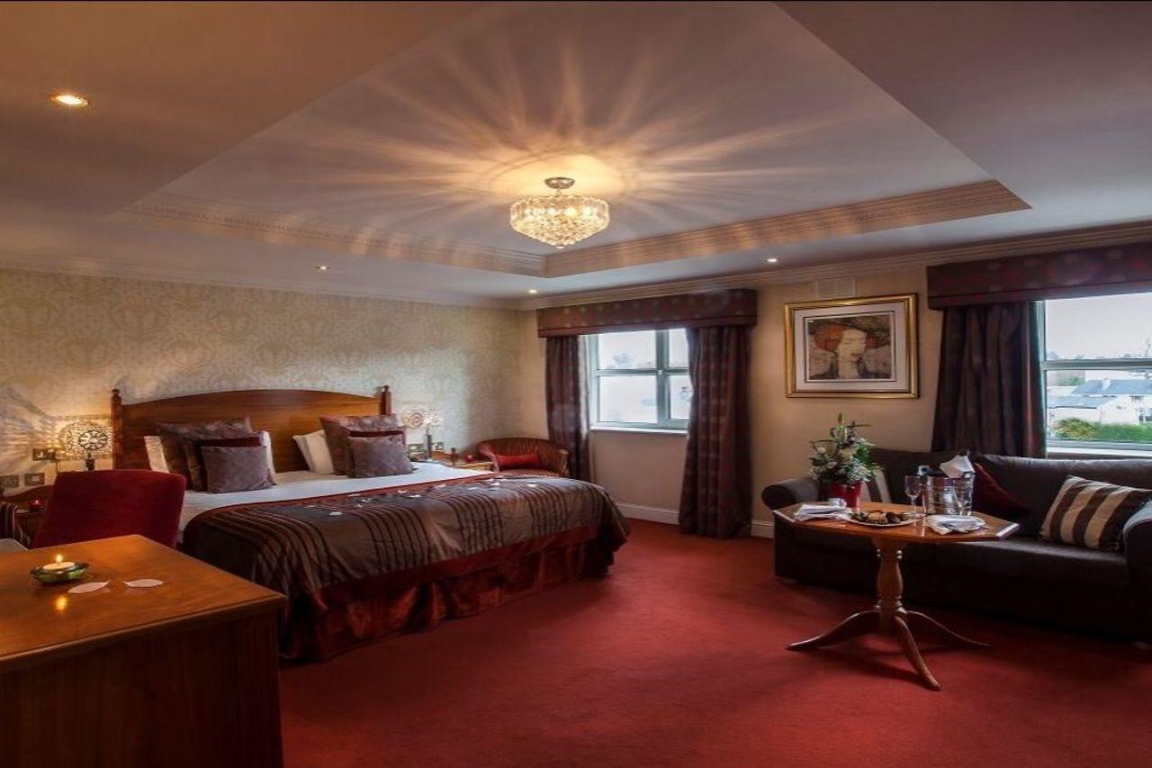 The Newgrange Hotel นาวัน ภายนอก รูปภาพ