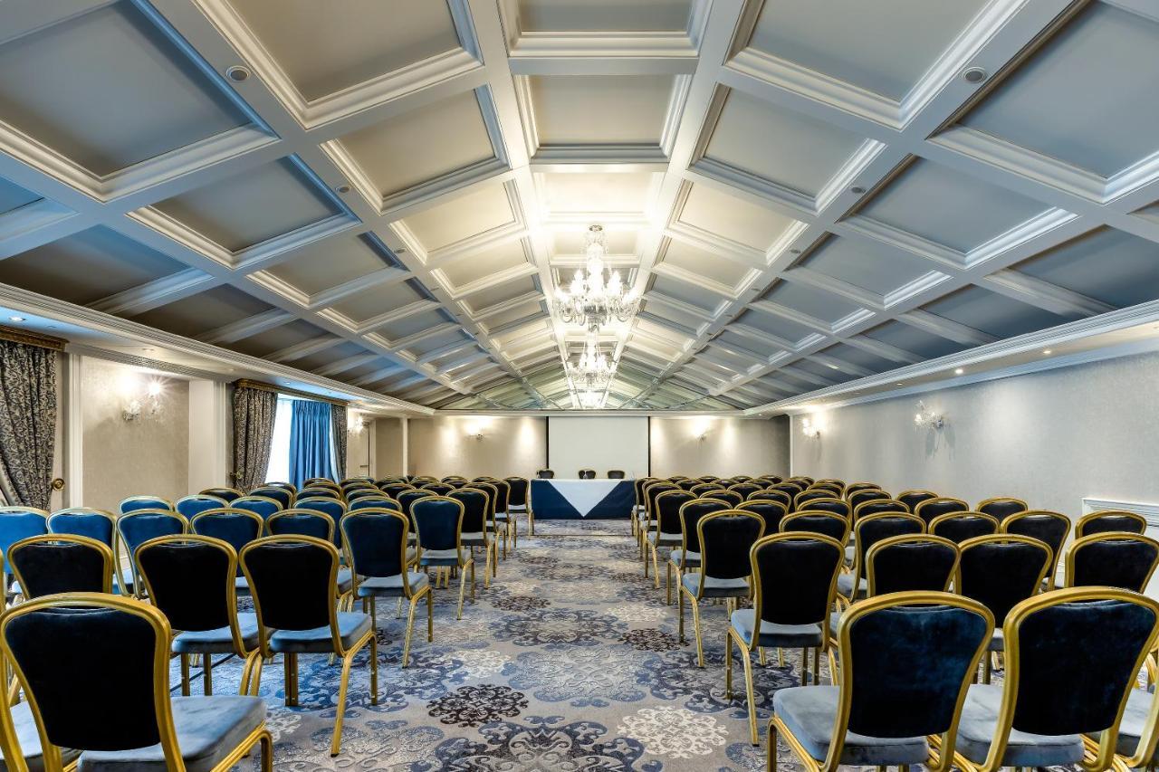 The Newgrange Hotel นาวัน ภายนอก รูปภาพ