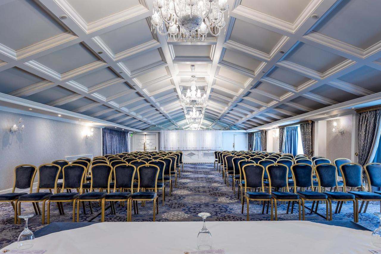 The Newgrange Hotel นาวัน ภายนอก รูปภาพ