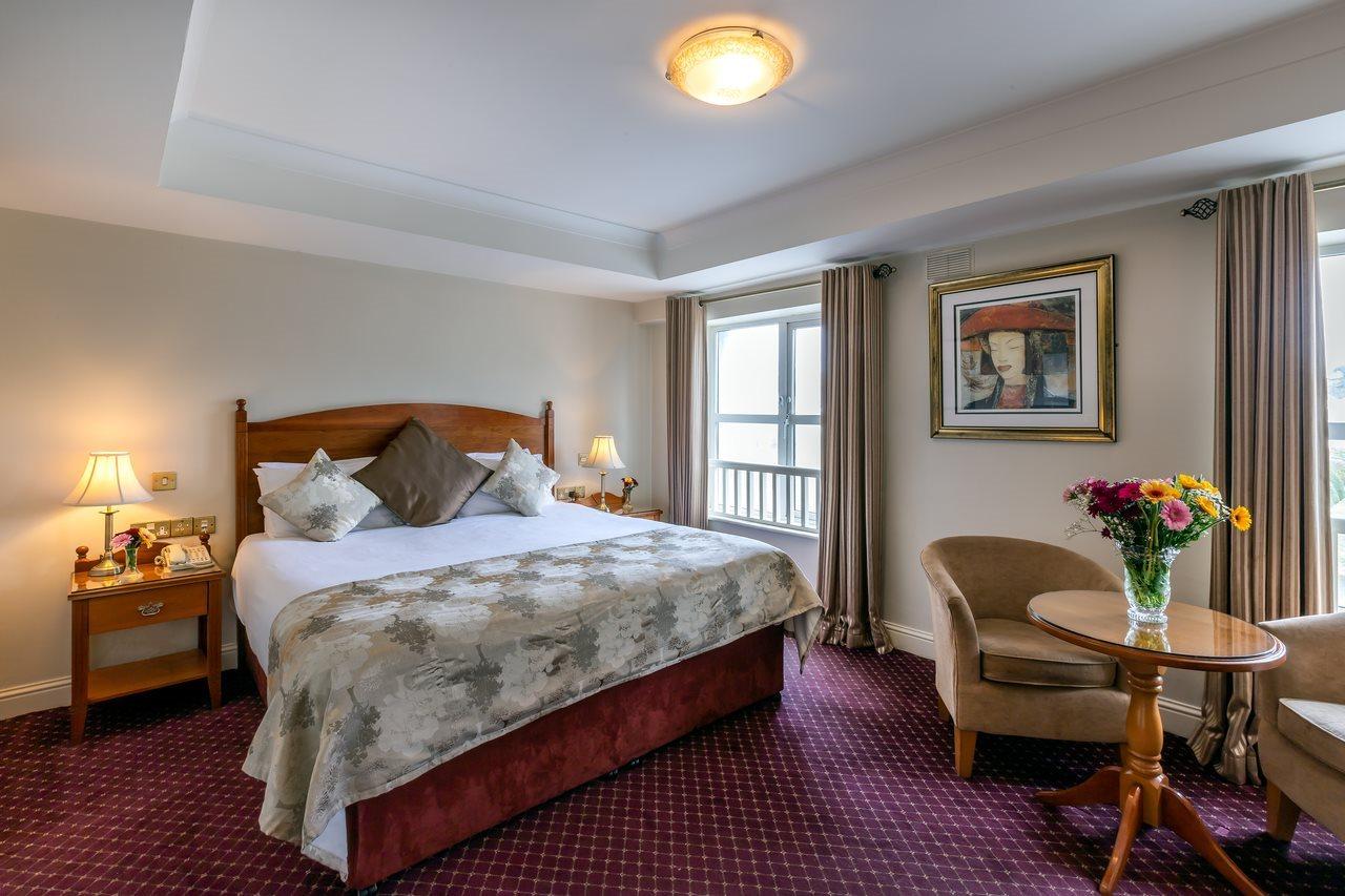 The Newgrange Hotel นาวัน ภายนอก รูปภาพ