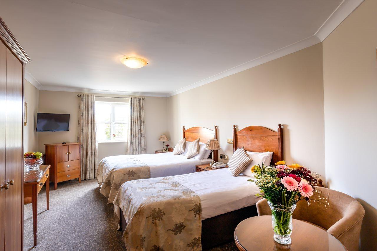 The Newgrange Hotel นาวัน ภายนอก รูปภาพ
