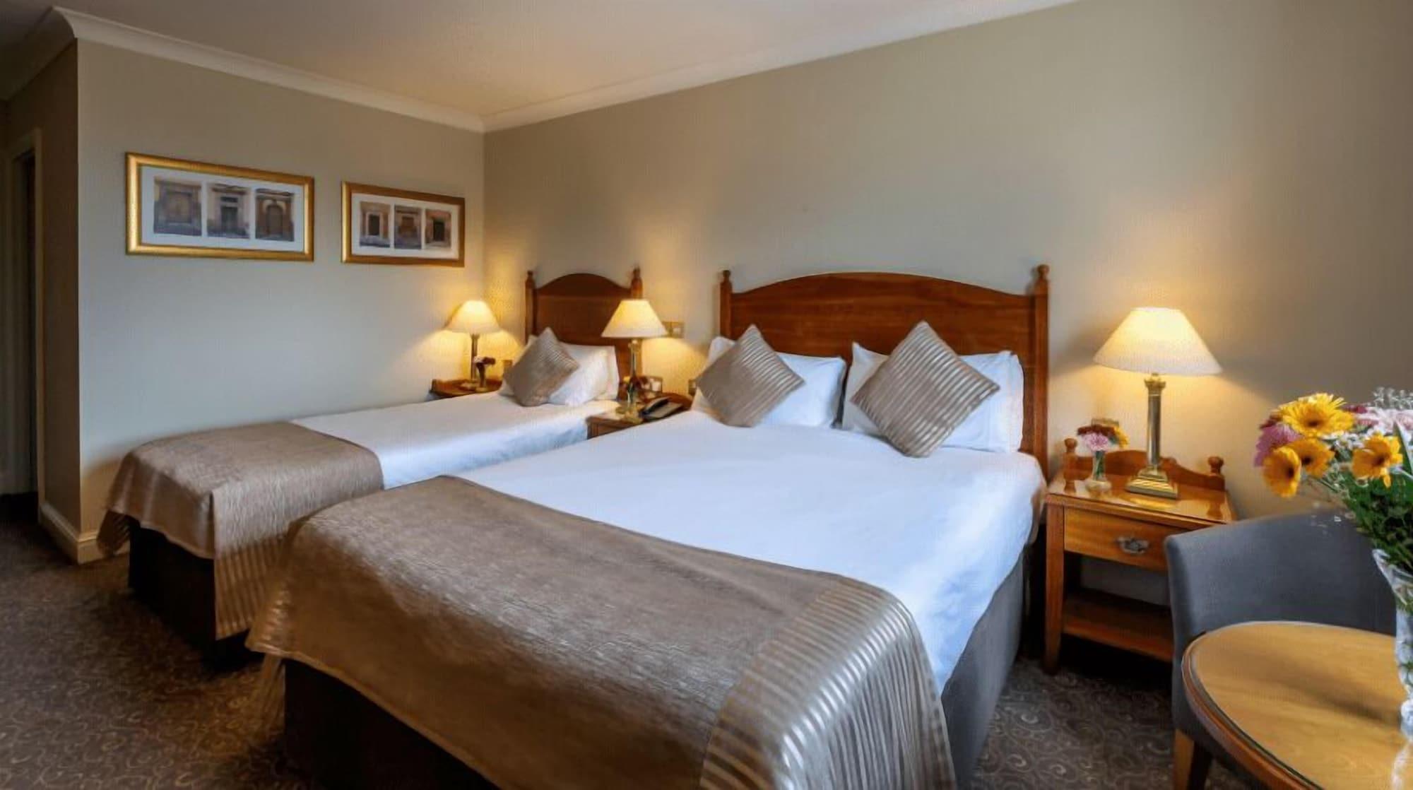 The Newgrange Hotel นาวัน ภายนอก รูปภาพ