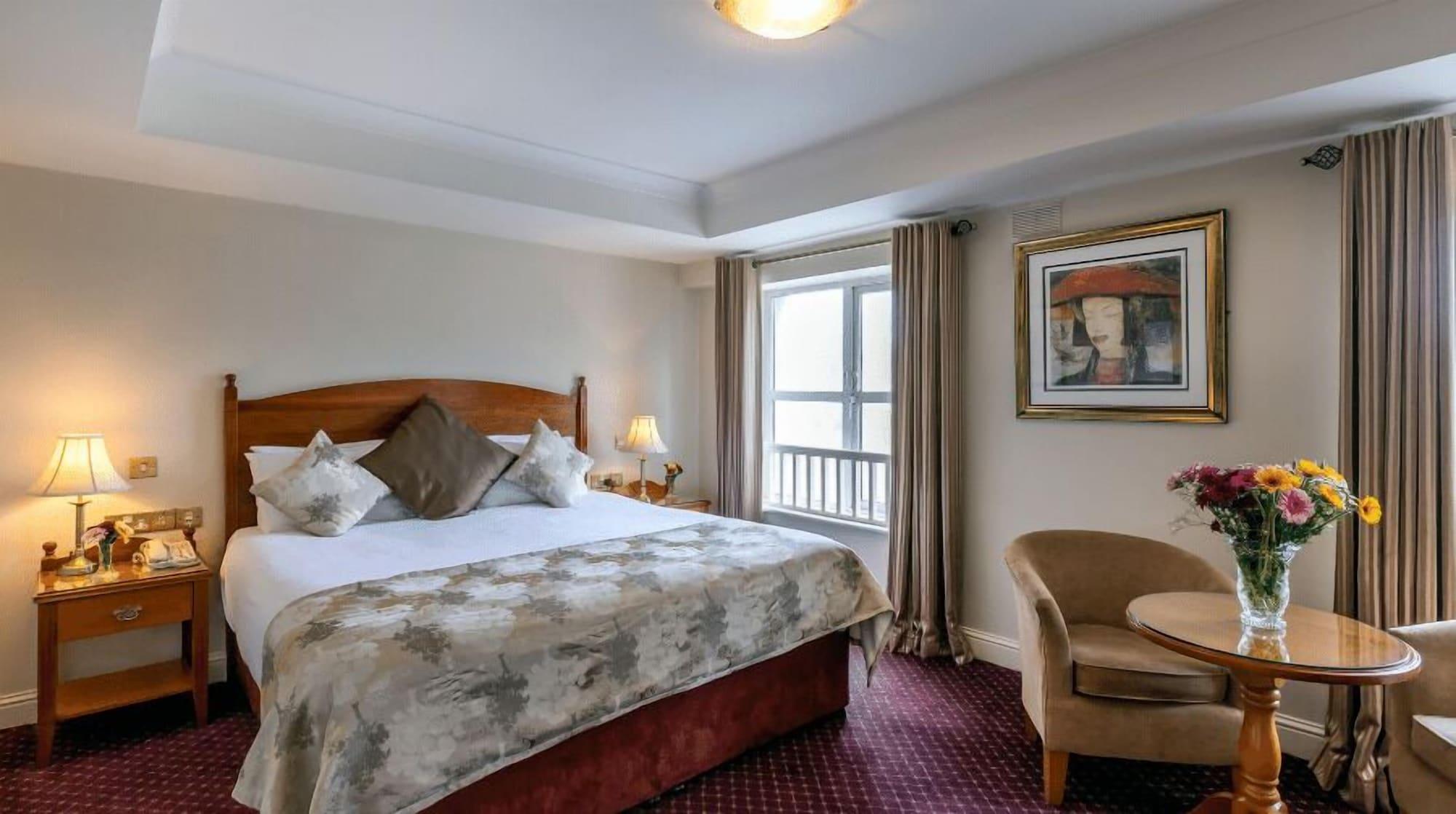 The Newgrange Hotel นาวัน ภายนอก รูปภาพ