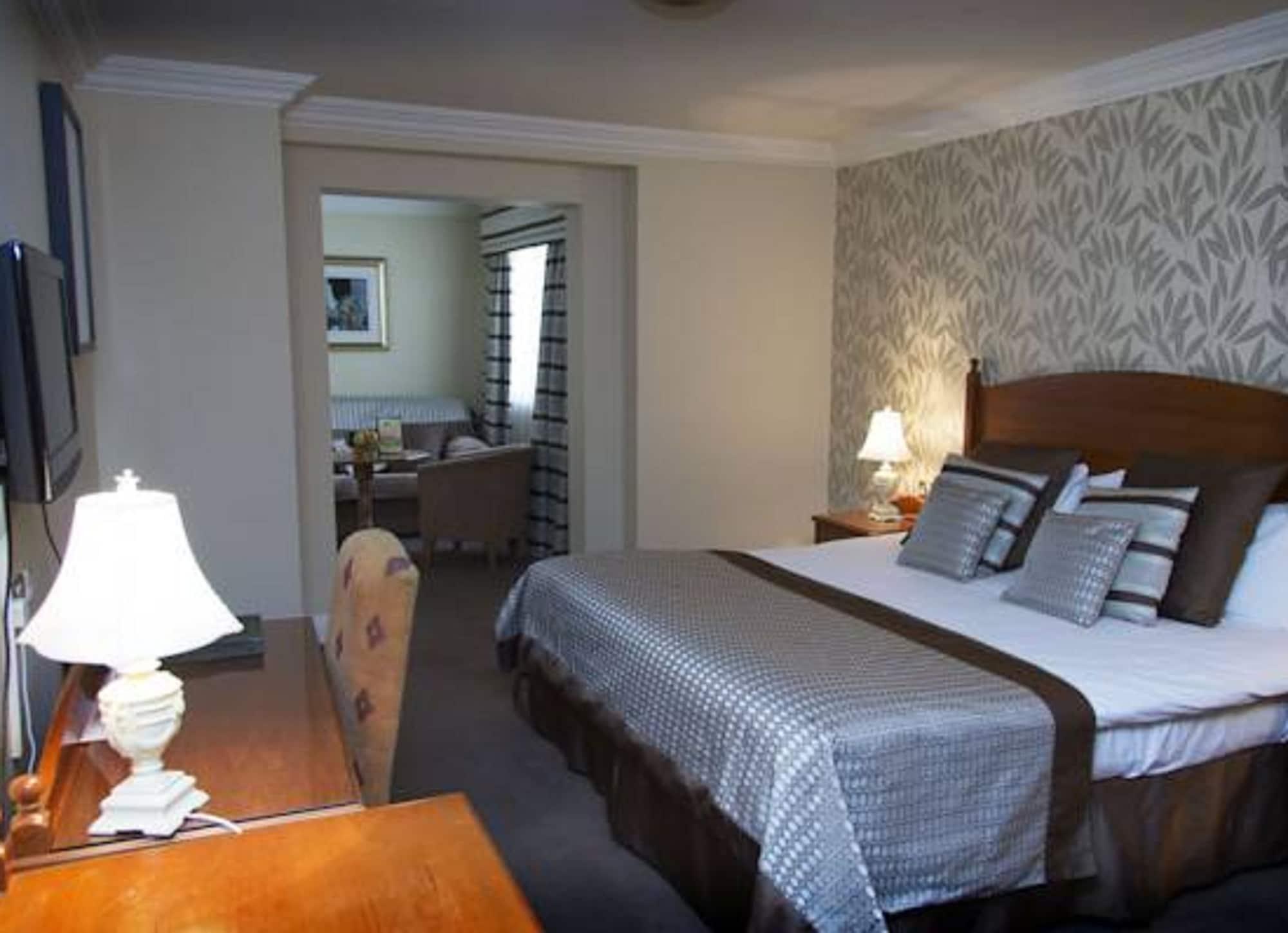 The Newgrange Hotel นาวัน ภายนอก รูปภาพ