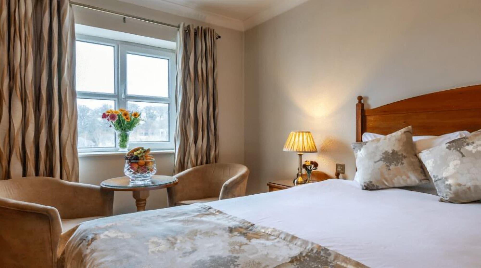 The Newgrange Hotel นาวัน ภายนอก รูปภาพ