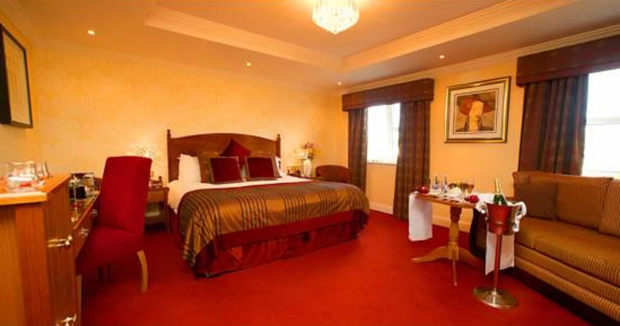 The Newgrange Hotel นาวัน ภายนอก รูปภาพ