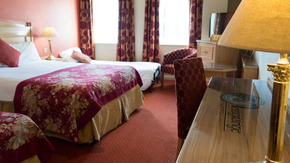 The Newgrange Hotel นาวัน ภายนอก รูปภาพ