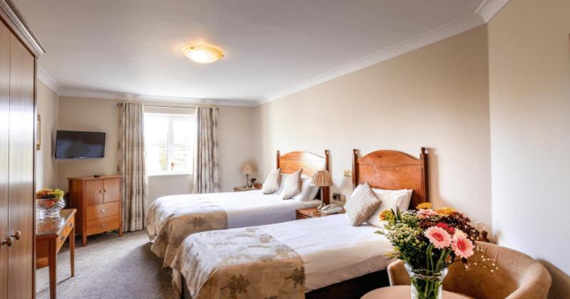 The Newgrange Hotel นาวัน ภายนอก รูปภาพ