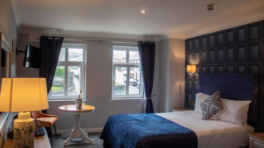 The Newgrange Hotel นาวัน ภายนอก รูปภาพ