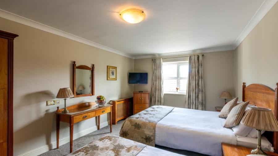 The Newgrange Hotel นาวัน ภายนอก รูปภาพ