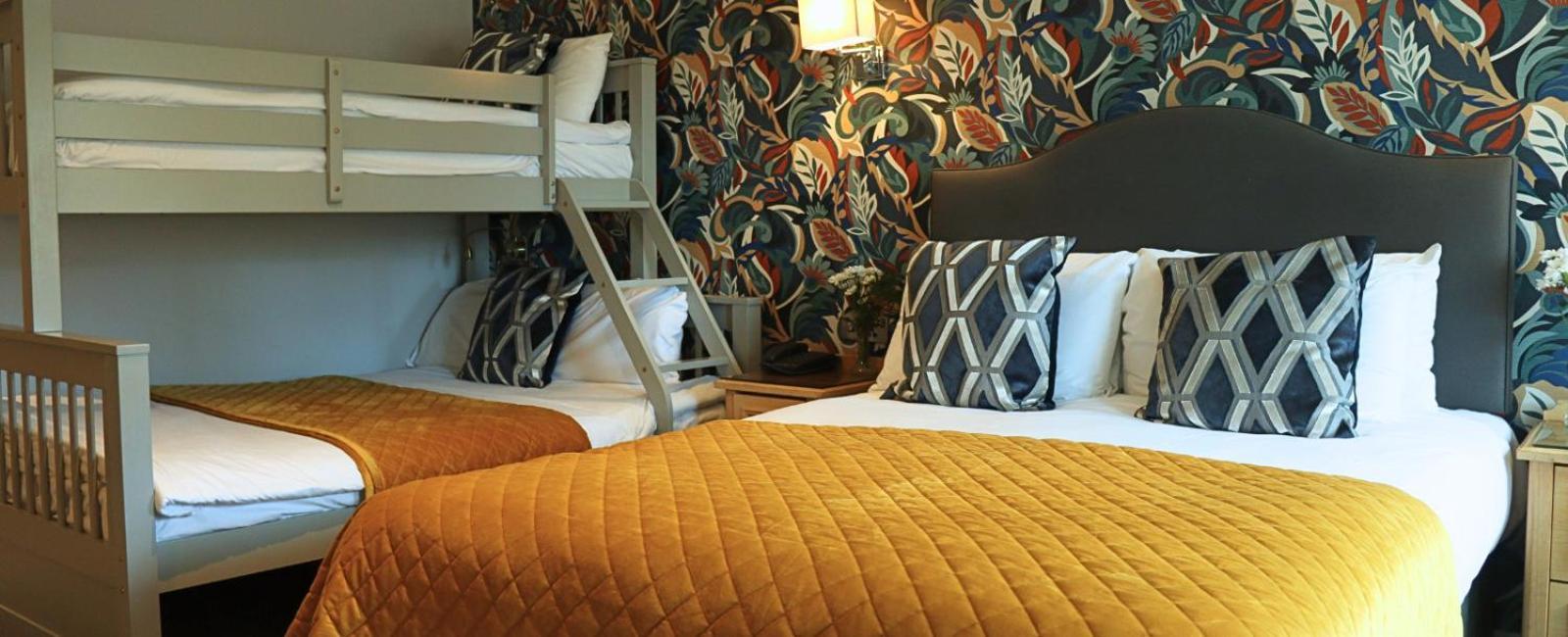 The Newgrange Hotel นาวัน ภายนอก รูปภาพ
