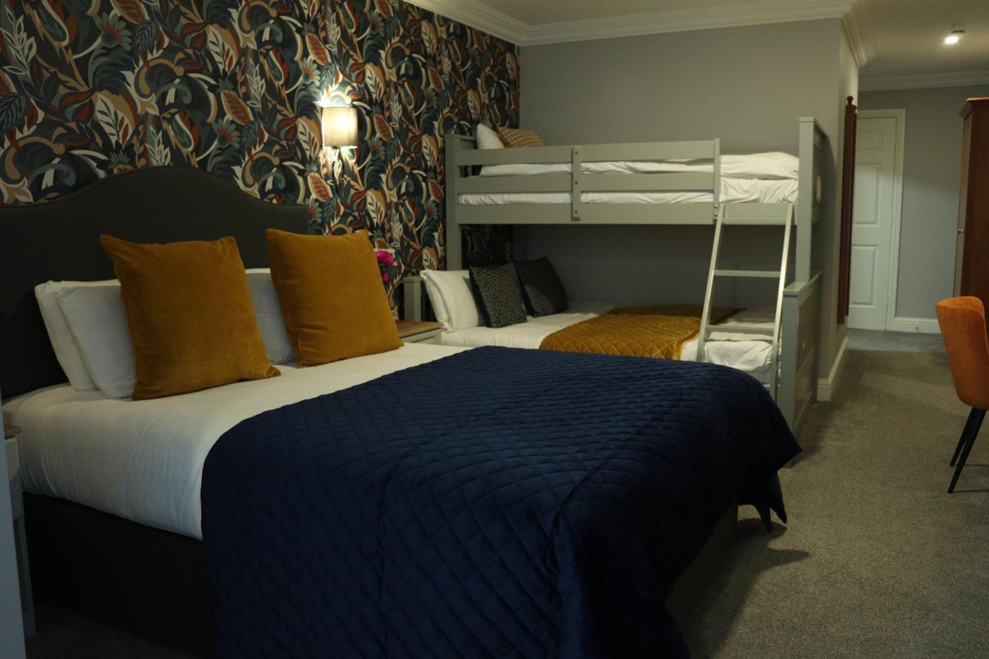The Newgrange Hotel นาวัน ภายนอก รูปภาพ