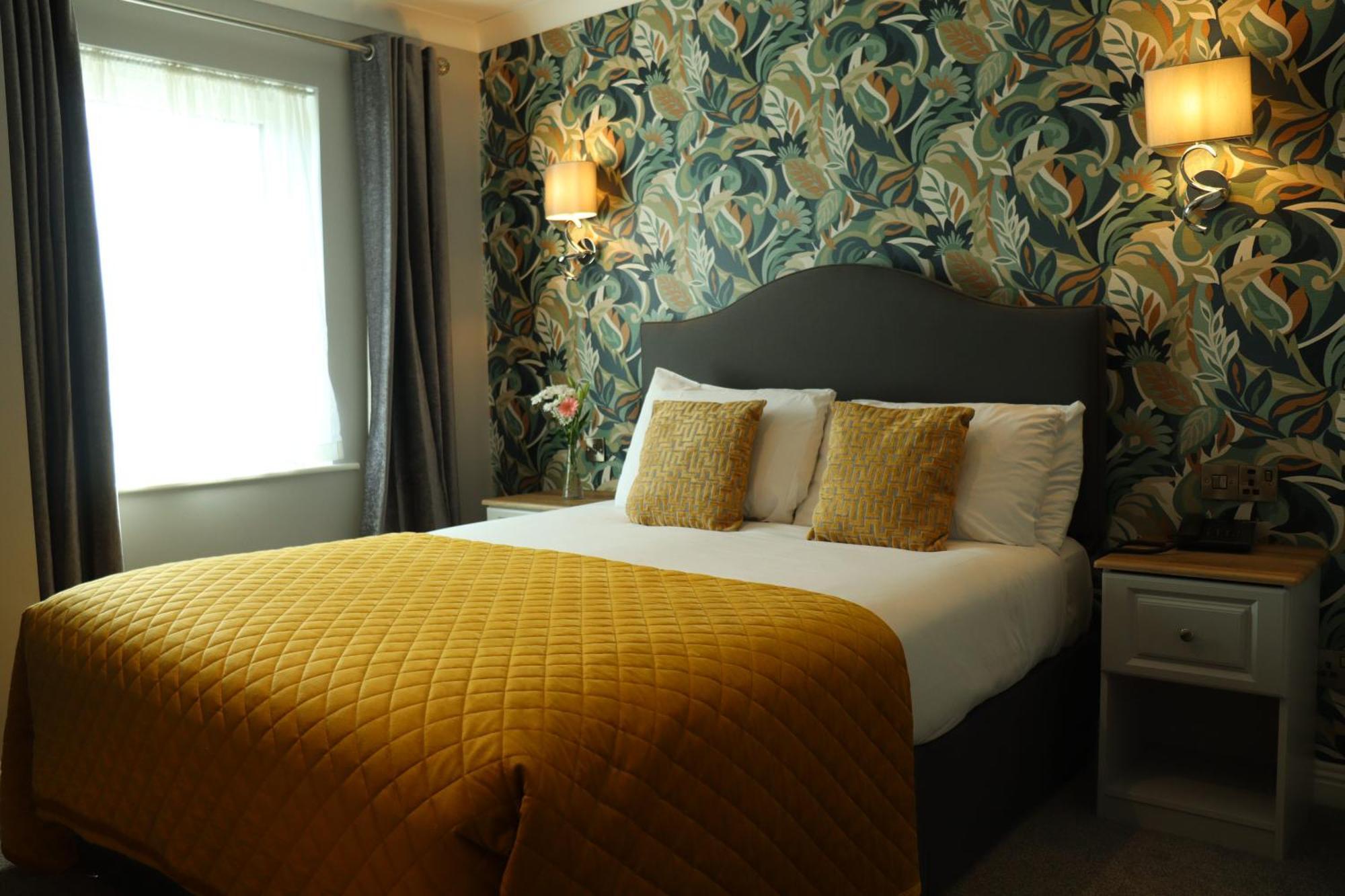 The Newgrange Hotel นาวัน ภายนอก รูปภาพ