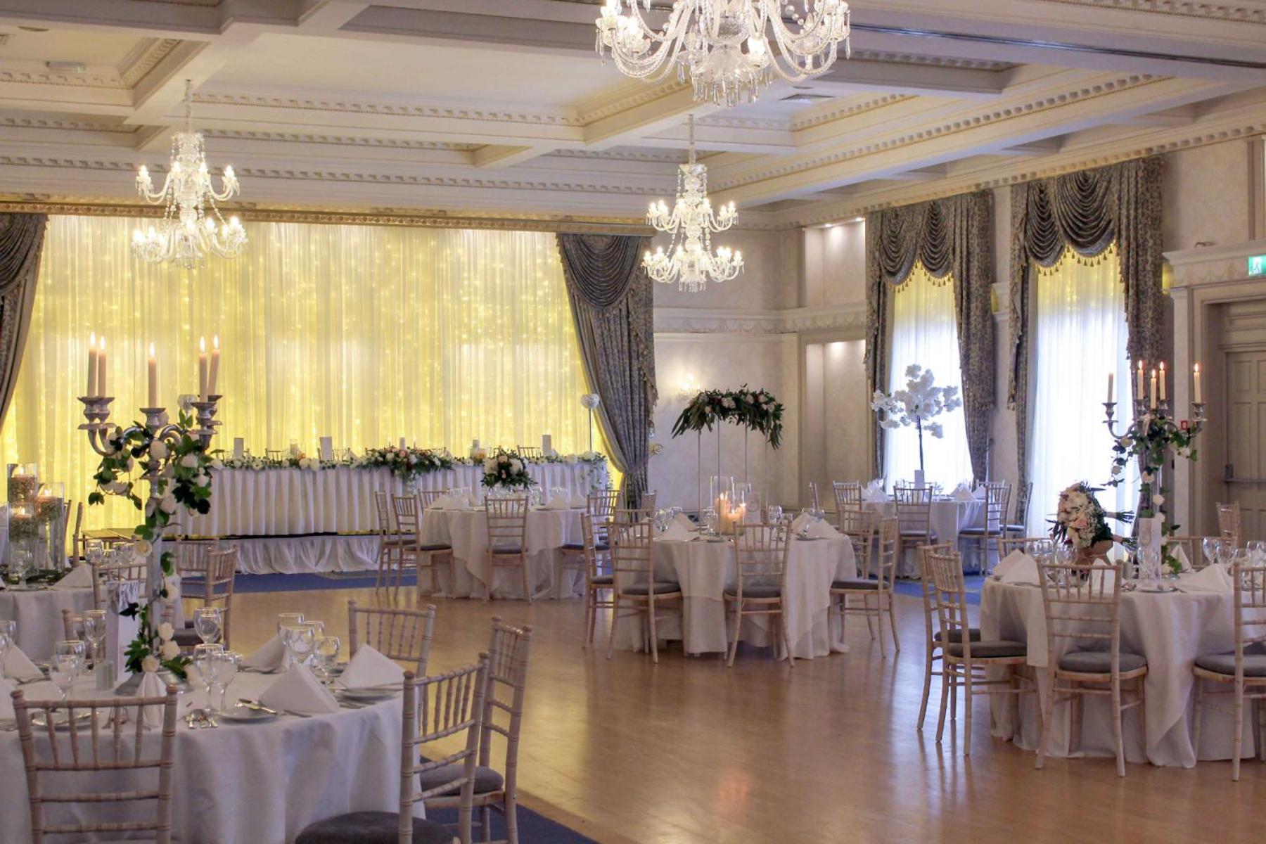 The Newgrange Hotel นาวัน ภายนอก รูปภาพ