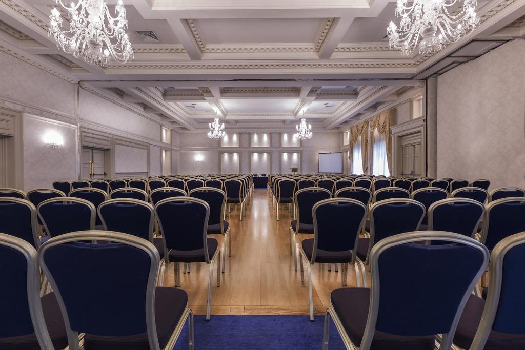The Newgrange Hotel นาวัน ภายนอก รูปภาพ