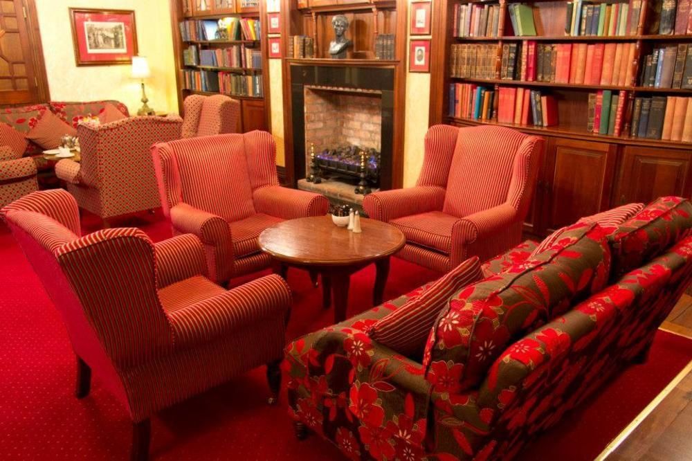 The Newgrange Hotel นาวัน ภายนอก รูปภาพ
