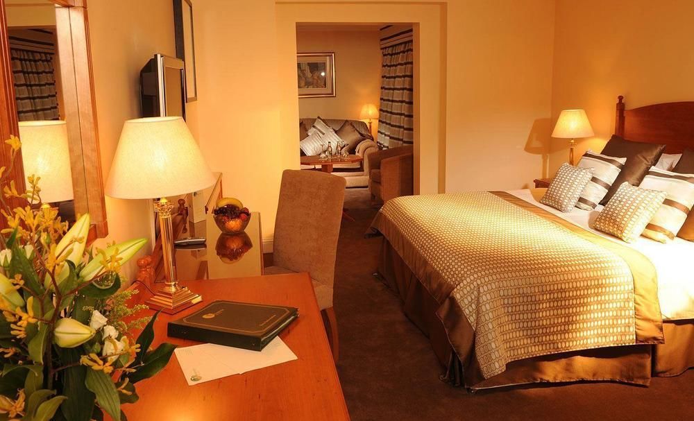 The Newgrange Hotel นาวัน ภายนอก รูปภาพ