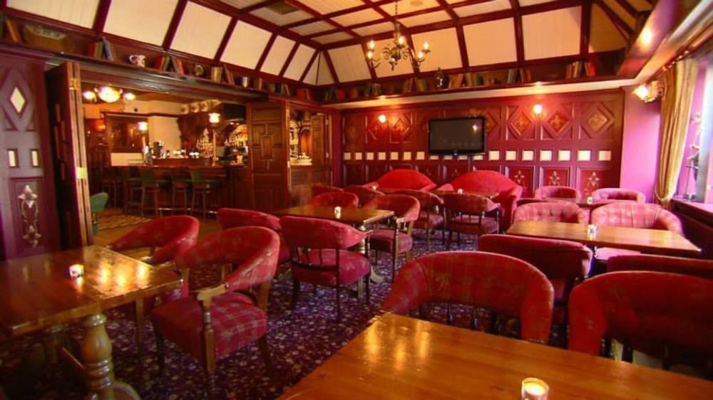 The Newgrange Hotel นาวัน ภายนอก รูปภาพ